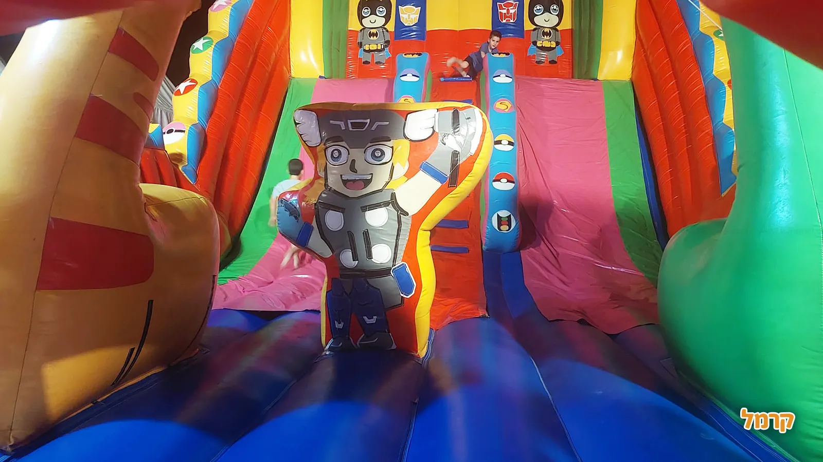 מתקן מתנפח צבעוני לילדים