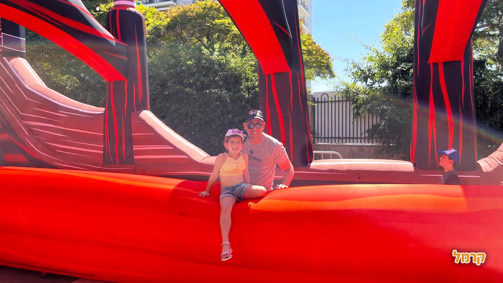 נהנים עם הילדים במתקן מתנפח