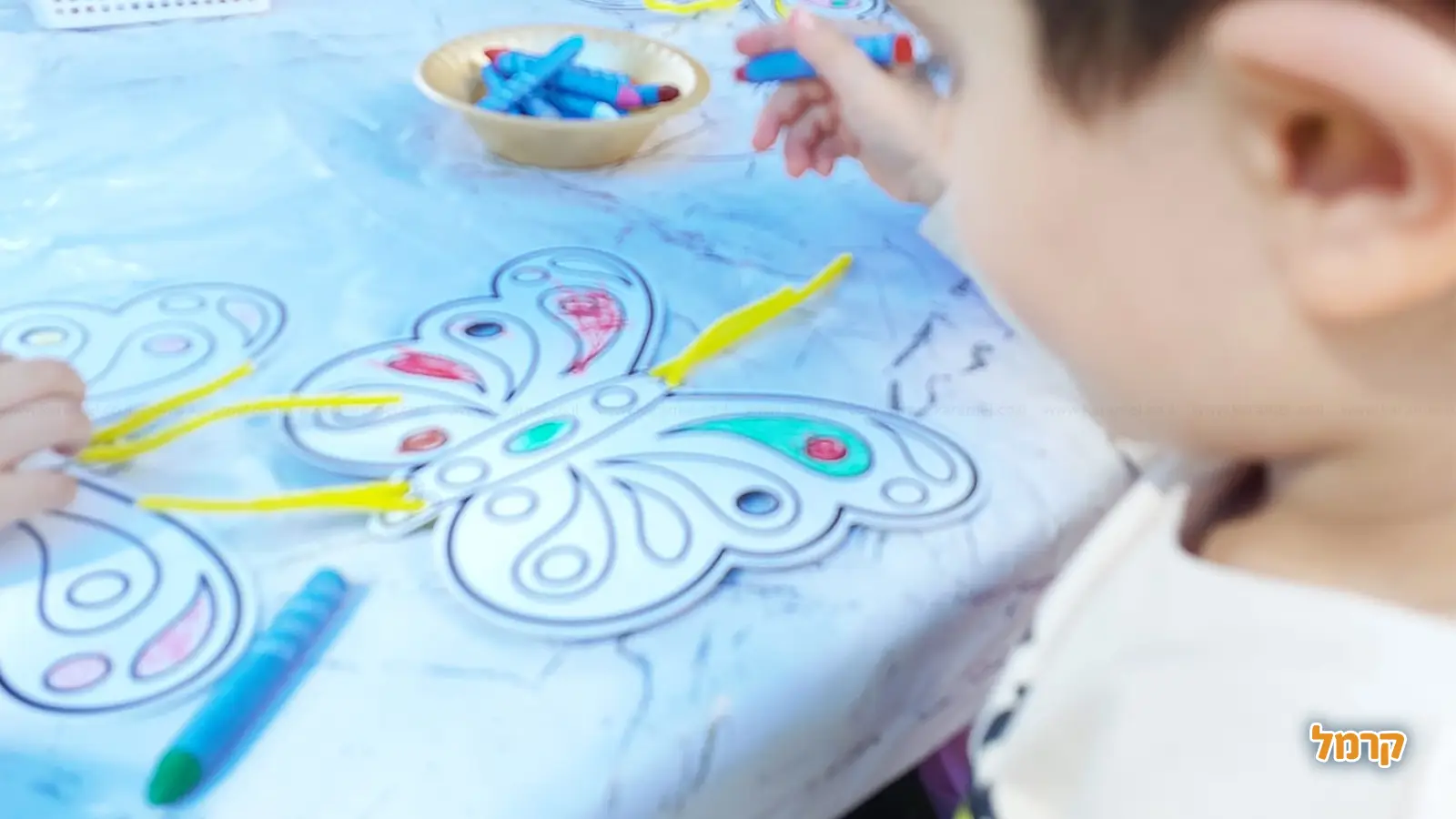 ילדים צובעים פרפרים בסדנה